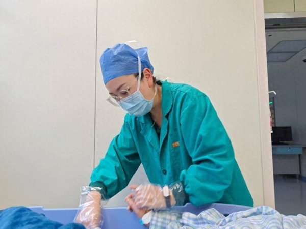 亚金配资 听障老人术后焦虑，麻醉护士用听诊器架起“声音桥”