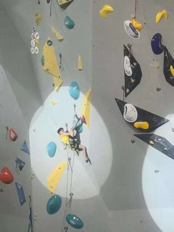 亿操盘 攀岩全锦赛难度赛，潘愚非伤愈复出强势夺金